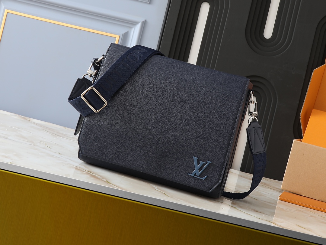 LV Classic Handbag Monogram Canvas Model M21363 Zip Closure